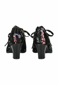 Scarpe con tacco nere con finitura testurizzata, caratterizzate da ricami floreali in rosa e viola. Lacci annodati e tacco arrotondato completano il design.
