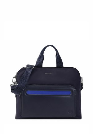 Mallette bleu marine avec poignées texturées, bandoulière détachable, poche avant zippée avec accent bleu et étiquette de marque en métal.