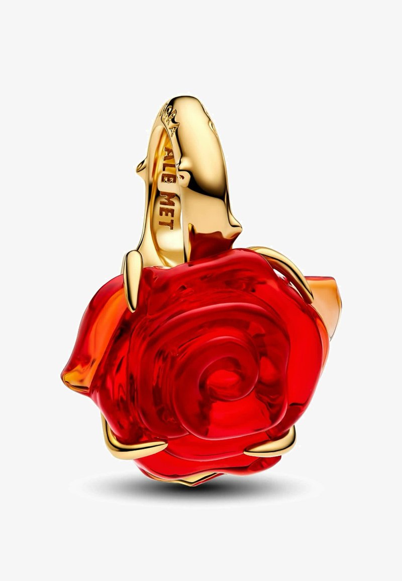 Ciondolo a forma di rosa rossa realizzato in resina traslucida, adornato con dettagli in metallo dorato. Presenta un design dettagliato dei petali di rosa e una finitura lucida.