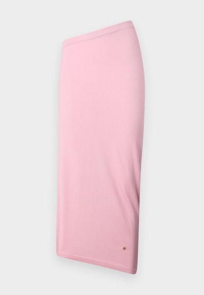 Roosa põlveni ulatuv seelik, mis on tehtud siledast kangast, lihtsa disainiga, varjatud talje ja väikese logo aktsendiga hemmi ääres.