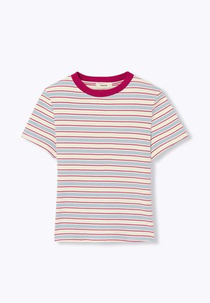 T-shirt à manches courtes en maille côtelée avec fines rayures horizontales rouges, blanches et bleues et encolure ronde unie rose foncé.
