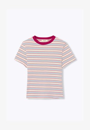 T-shirt à manches courtes en maille côtelée avec fines rayures horizontales rouges, blanches et bleues et encolure ronde unie rose foncé.