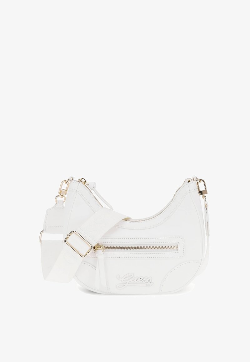 Bolso de hombro blanco en forma de media luna con bolsillo delantero con cremallera, correa ancha ajustable, herrajes dorados y logo "Guess" en relieve.