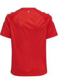 Rotes Sporttrikot mit kurzen Ärmeln, glatter Textur, Rundhalsausschnitt und weißen Akzentdetails an den Schultern.