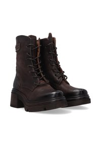 Bottes de combat en cuir marron avec un talon épais, dotées d'un système de laçage, d'un col rembourré et d'une semelle en caoutchouc texturé pour une meilleure adhérence.