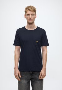 Maglietta in cotone blu navy con collo rotondo, maniche corte e taschino sul petto con un piccolo logo giallo ricamato.