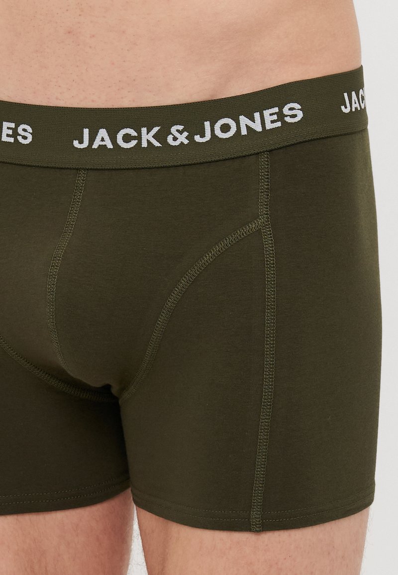 Dunkelgrüne Baumwoll-Boxershorts mit einem weißen "JACK & JONES" Logo-Bund; ausgestattet mit kontrastierenden Nähten und einem figurbetonten Design.