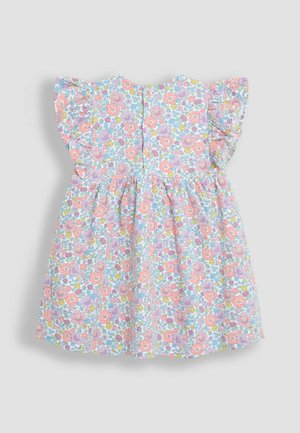 Blomsterkjole med korte, flæseærmer, der har en pastelfarvet palette af lyserøde, lilla og gule blomster på en lyseblå baggrund.