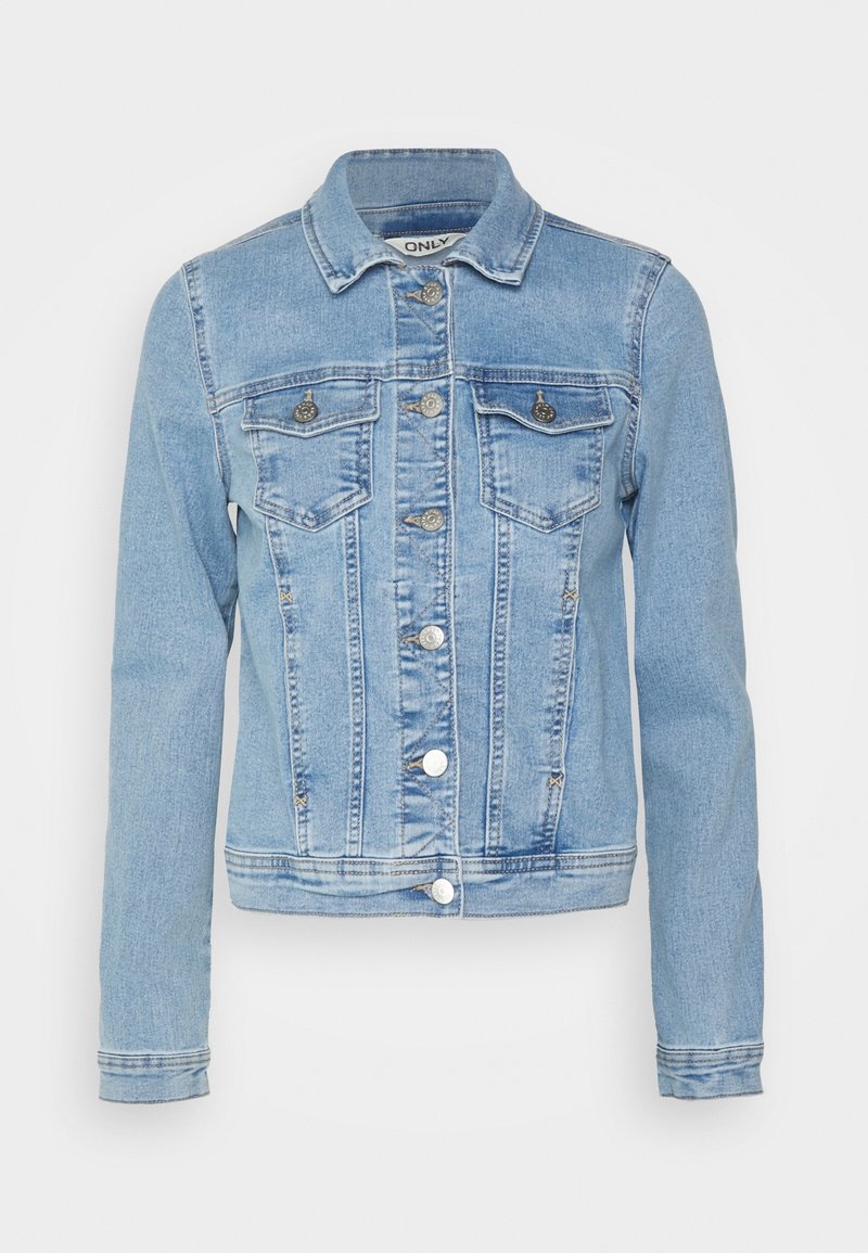 Chaqueta de mezclilla de color azul claro con mangas largas, cuello clásico, cierre frontal con botones, dos bolsillos en el pecho y bolsillos en las costuras laterales.