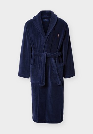 Peignoir en peluche bleu marine avec col châle, deux poches avant, ceinture à la taille et petit logo brodé sur la poitrine.