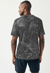 Next ACTIVE TIE DYE - Marškinėliai su spaudiniu - mottled black