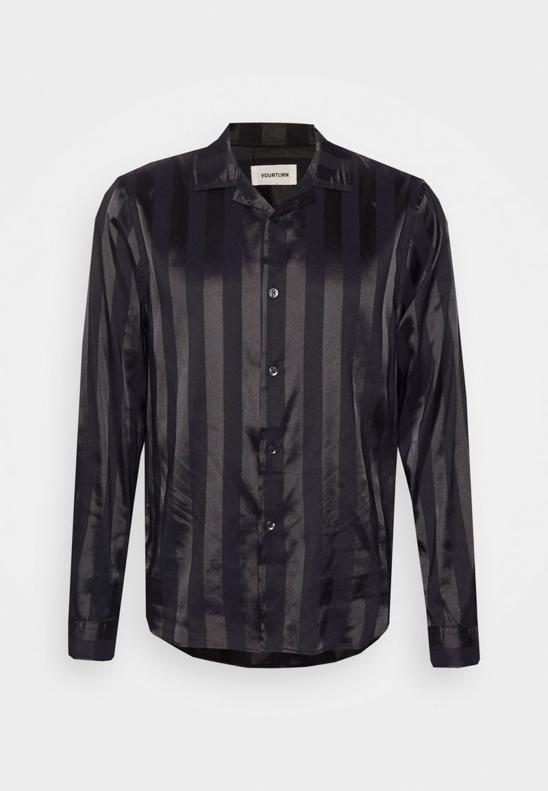 Camicia nera in satin a maniche lunghe con righe verticali, colletto classico, chiusura frontale con bottoni e una leggera lucentezza. Etichetta: YOURTURN.