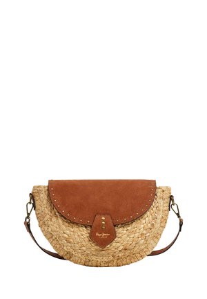 Sac à main en paille tressée en forme de demi-lune avec rabat en daim marron et petits clous dorés, bandoulière amovible avec fermoirs métalliques.