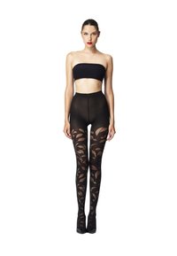 Collant neri con un motivo floreale intagliato, semi-trasparenti e con una texture liscia. Abbinati a un top nero senza spalline. Design a vita alta.