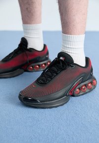 AIR MAX DN ESSENTIAL - Sneakers - black/bright crimson/gym red