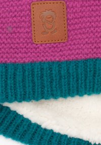 Gorro de lana en un brillante color rosa y verde azulado, con un patrón texturizado. Incluye un parche de cuero marrón con un diseño de carácter en relieve. Material de mezcla de lana.