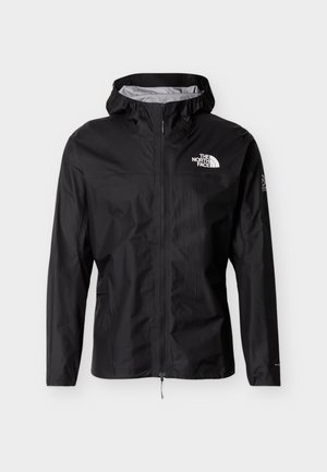 Giacca nera impermeabile con cappuccio, cerniera frontale e logo bianco "The North Face" sul petto e sulla manica sinistra, mostrata su sfondo bianco.