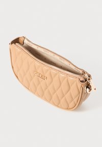 Custodia in finta pelle trapuntata beige con chiusura a zip, accessori dorati e fodera interna brandizzata che mostra un motivo ripetuto "GUESS".