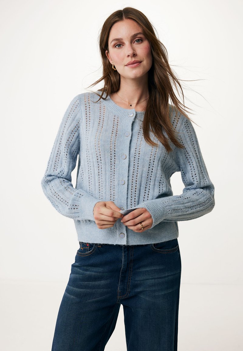 Ljusblå, stickad cardigan med knappstängning, med vertikala randmönster och hålmönster. Tyget är mjukt och strukturerat.