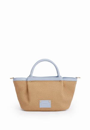 Piccola borsa beige intrecciata con rifiniture e manici azzurri, con un'etichetta rettangolare azzurra sul davanti.