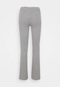 Světlé šedé žebrované pletené kalhoty s vysokým pasem a jemným rozšířením dole, zobrazené zezadu na bílém pozadí.