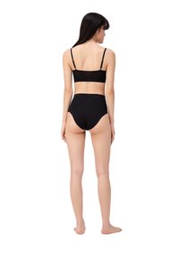 Zwarte bralette met verstelbare bandjes en hoogotige zwarte slips, beide met een gladde textuur en een minimalistisch ontwerp.