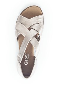 Cross-strap sandaal in metallic beige leer met een gevoerd voetbed, ronde neus en merk inlegzool, ontworpen voor comfort.