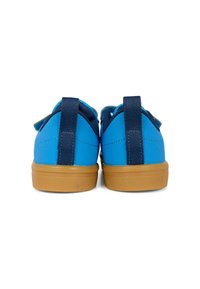 Sneakers blu con una tomaia liscia, accenti blu navy e suole in gomma color beige. Presentano un tallone rinforzato e anelli in tessuto per una facile calzata.