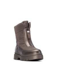 Stivali invernali grigio scuro con una parte superiore imbottita, chiusura con zip e suola in gomma spessa con un design testurizzato e un modello di battistrada moderato.
