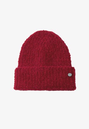 Czerwona dzianinowa czapka wykonana z fakturowanej tkaniny, z podwiniętym mankietem i małym metalicznym logo po boku.