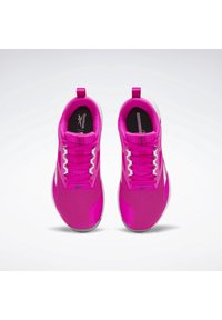 Růžové sportovní boty s texturovaným pleteným svrškem, bílými akcenty a plochými tkaničkami. Mají poutko na patě a zaoblenou podrážku.