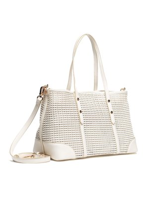 Borsa tote bianca intrecciata con manici in pelle, tracolla staccabile e dettagli in metallo dorato, mostrata su sfondo bianco.