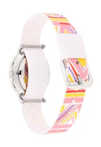 Runde Uhr mit einem silbernen Metallgehäuse, weißem Stoffarmband mit einem bunten geometrischen Muster in Rosa, Gelb und Lila. Silberne Schnalle.