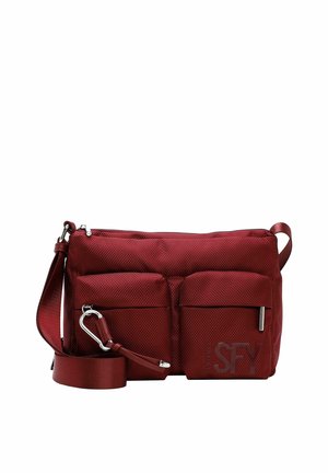 Lille rød crossbody taske med to forlommelommer med lynlås, en bred justerbar rem og sølvfarvede metal lynlås træk på hvid baggrund.