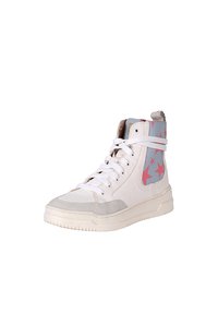 Sneaker alte realizzate in pelle bianca e camoscio grigio, con accenti di stelle rosa sui lati e una suola in gomma testurizzata.
