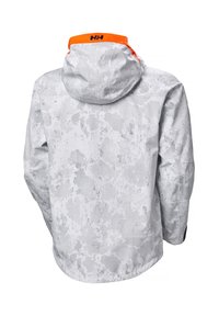 Veste imperméable à capuche grise à motifs. Éléments orange au niveau du col et détails noirs sur les poignets. Surface texturée.