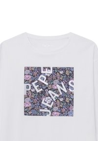 Bijela majica s kratkim rukavima s kvadratnim cvjetnim uzorkom u ljubičastoj, ružičastoj i plavoj boji te natpisom "PEPE JEANS" u svijetlo sivoj boji.