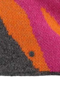 Strickpullover mit lebhaftem Muster in Rosa, Orange und Grau. Verfügt über ein rundes Metalletikett mit dem Schriftzug "Liebe".