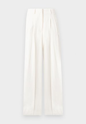 Pantalon blanc taille haute à jambes larges avec plis, passants pour ceinture, poches avant et fermeture dissimulée à l'avant.