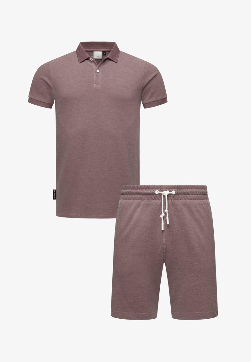 Tvådelat set som inkluderar en kortärmad, texturerad mörk mauve polo och matchande shorts med dragsko i midjan, vita accenter och elastisk midja.