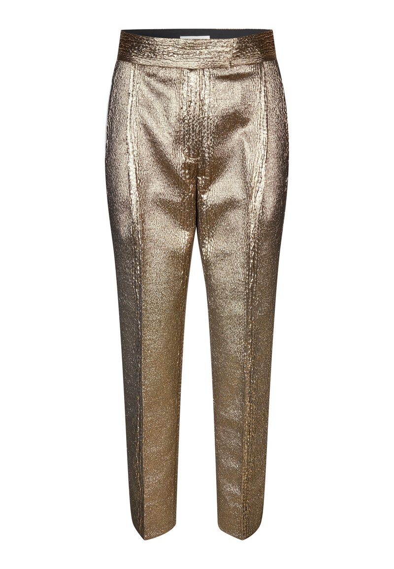Pantalon taille haute et fuselé en or métallisé avec une finition texturée froissée et des coutures verticales visibles sur fond blanc.