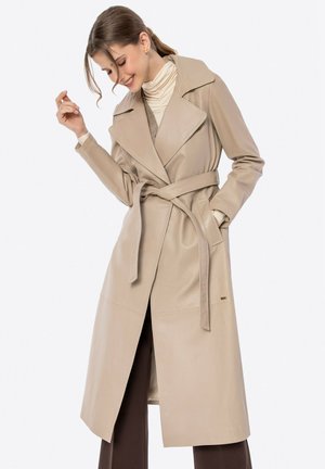 Beige leren trenchcoat met brede revers, een ceintuur en zijzakken. Heeft een gladde textuur en een middenlange snit.