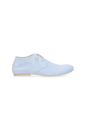 Chaussure décontractée en cuir bleu clair à lacets, semelle beige, hauteur basse à la cheville, au design minimaliste, vue de côté.