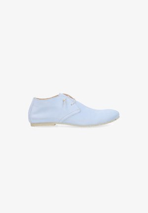 Chaussure décontractée en cuir bleu clair à lacets, semelle beige, hauteur basse à la cheville, au design minimaliste, vue de côté.