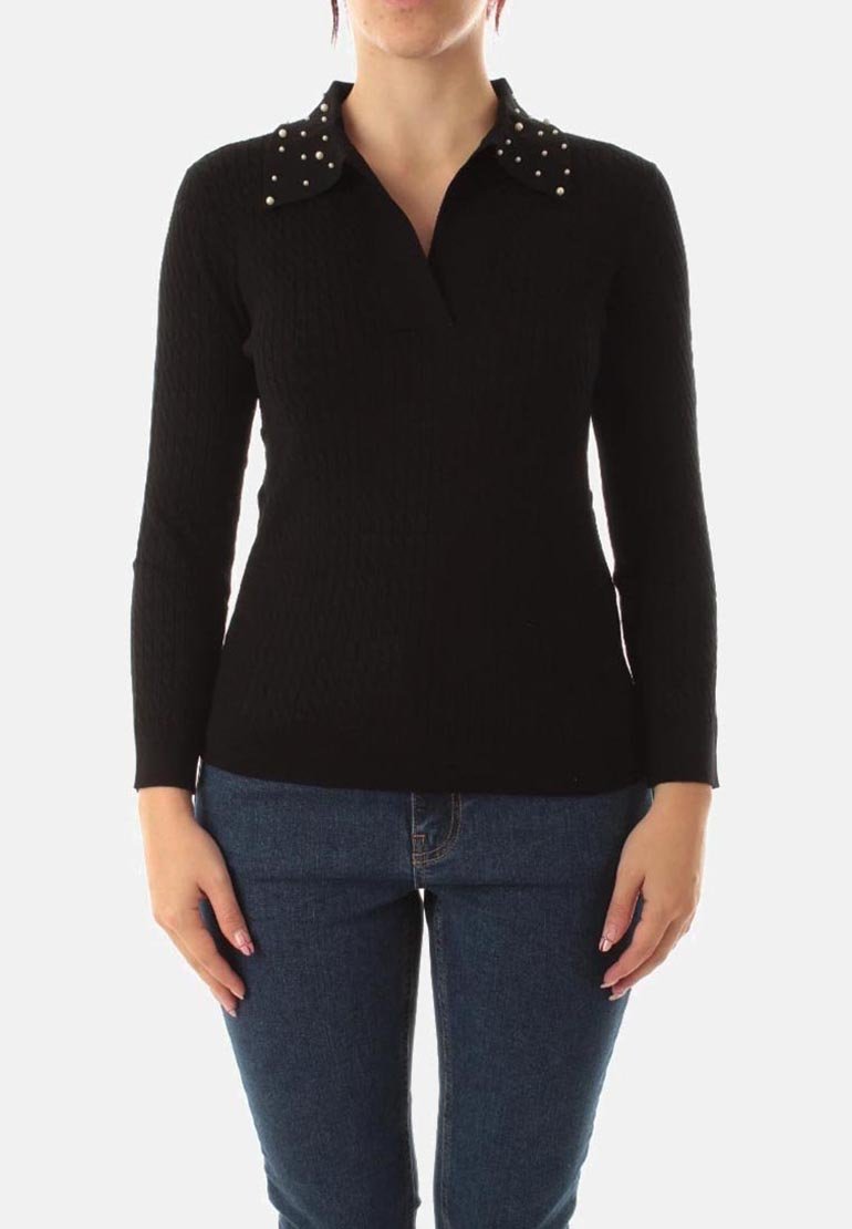 Maglione nero a maglia con maniche lunghe e colletto decorato da perle. Presenta un tessuto testurizzato.