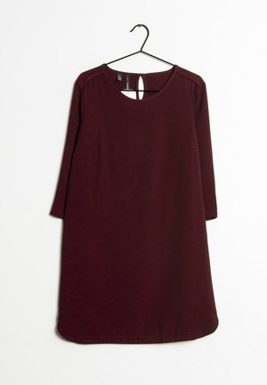 Burgunderfarbendes Strickkleid mit einem runden Ausschnitt und drei Viertelärmeln. Verfügt über einen Schlüssel-ausschnitt im Rücken und einen geraden Saum.
