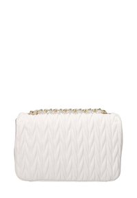 Borsa a spalla bianca trapuntata con catena dorata, caratterizzata da una forma rettangolare e un motivo a diamante testurizzato. Chiusura con cerniera nella parte superiore.
