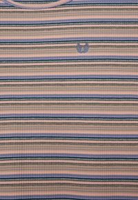 Camisa de tecido canelado com riscas horizontais em rosa, lavanda, creme e verde. Apresenta um logótipo bordado em azul no peito.
