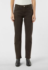 Bruine denim jeans met een slim fit, voorzien van een ontwerp met vijf zakken, riemlussen en een knoopsluiting aan de voorkant. Combineer met zwarte enkellaarsjes.