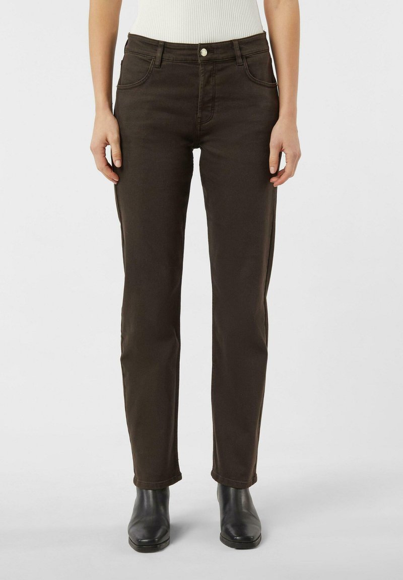 Bruine denim jeans met een slim fit, voorzien van een ontwerp met vijf zakken, riemlussen en een knoopsluiting aan de voorkant. Combineer met zwarte enkellaarsjes.